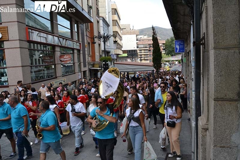 Desfile de peñas en Béjar en las fiestas de 2023/ Fotografía cedida por Salamanca RTV al DÍA