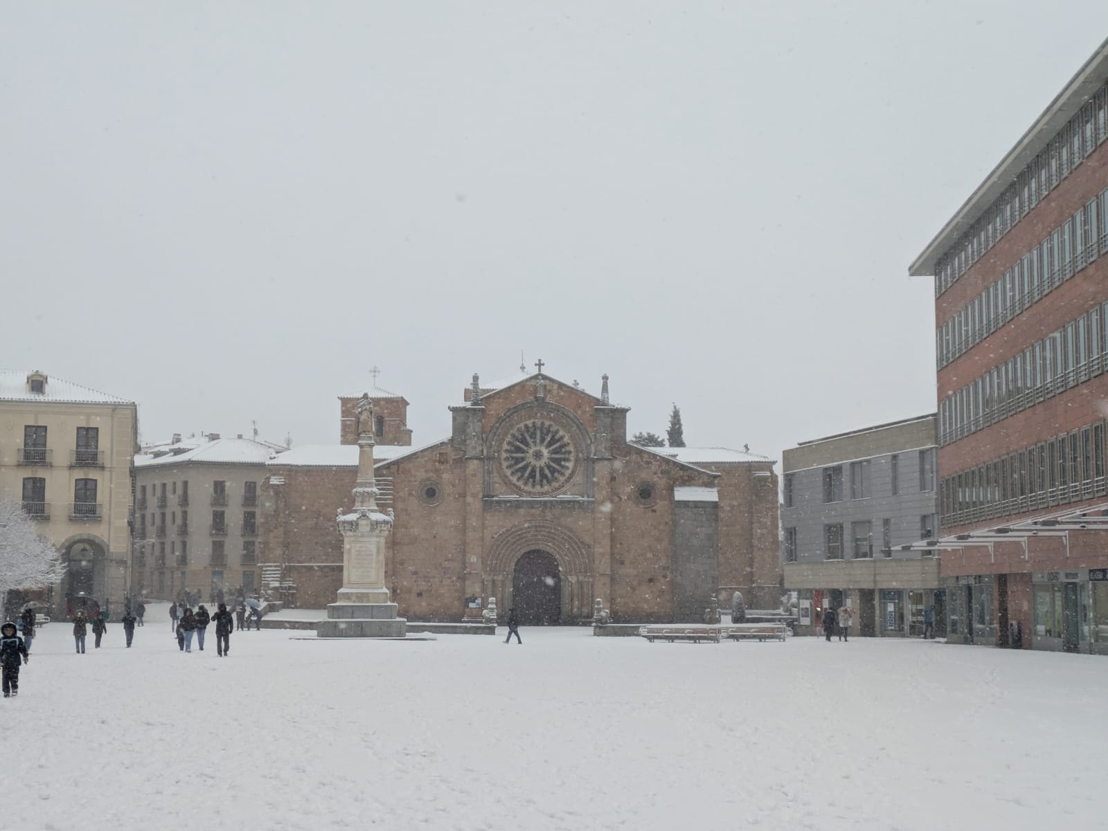 Ávila amanece bajo una intensa nevada./Ser Ávila
