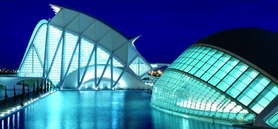 Vistas nocturna del Museo Príncipe Felipe y l&#039;Hemisfèric de la Ciudad de las Artes y las Ciencias de Valencia