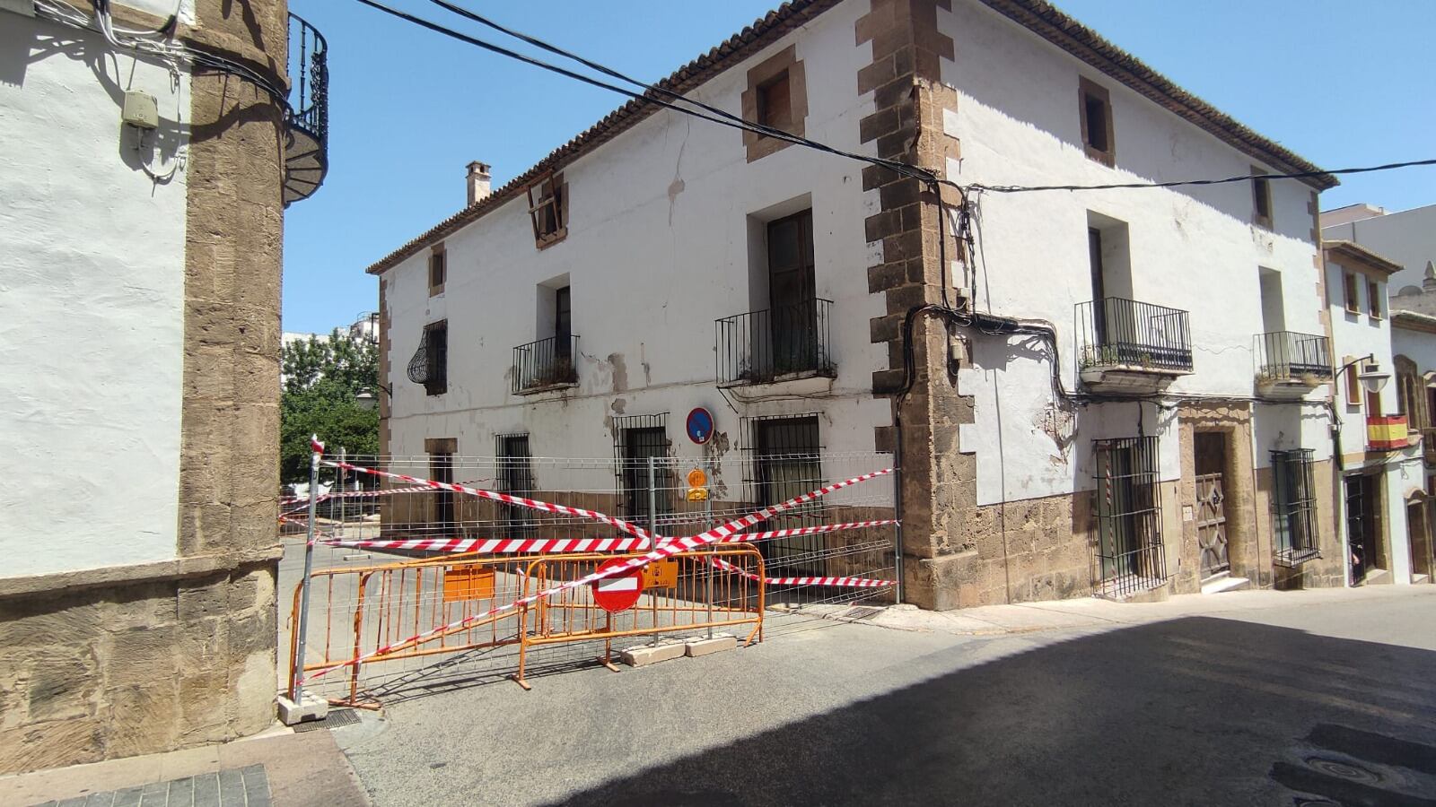 Cierre de la calle junto a la Casa dels Xolbi.