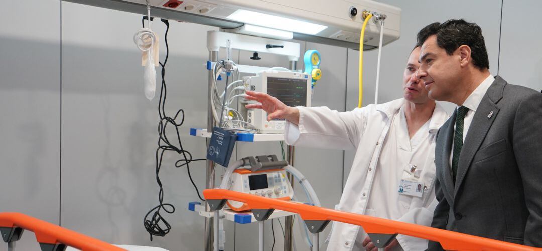 El presidente de la Junta de Andalucía, Juanma Moreno, en su visita al CHARE de Cazorla. Foto de archivo.