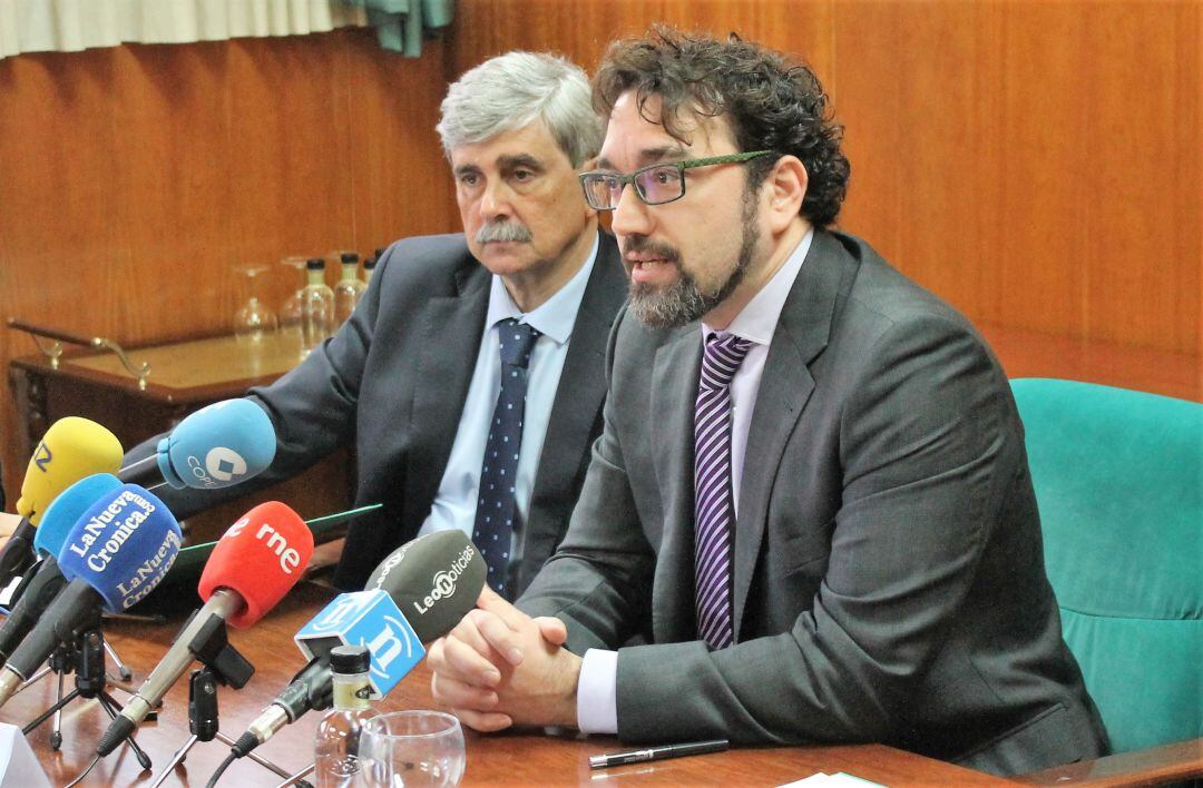 Juan Francisco Marín (i.), rector de la ULE, y Santiago Cuesta (d.), director general de ICAMCYL