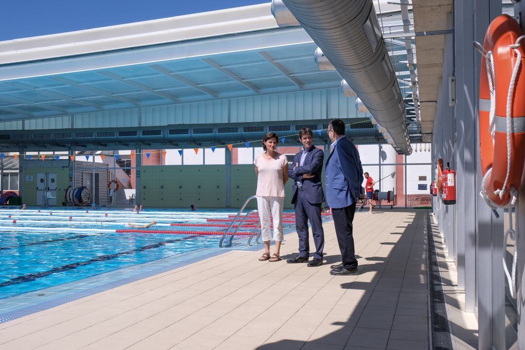 Imagen de archivo del delegado municipal de Deportes, David Guevara -en el centro- en la piscina del Tiro de Línea, una de las que reabre este miércoles