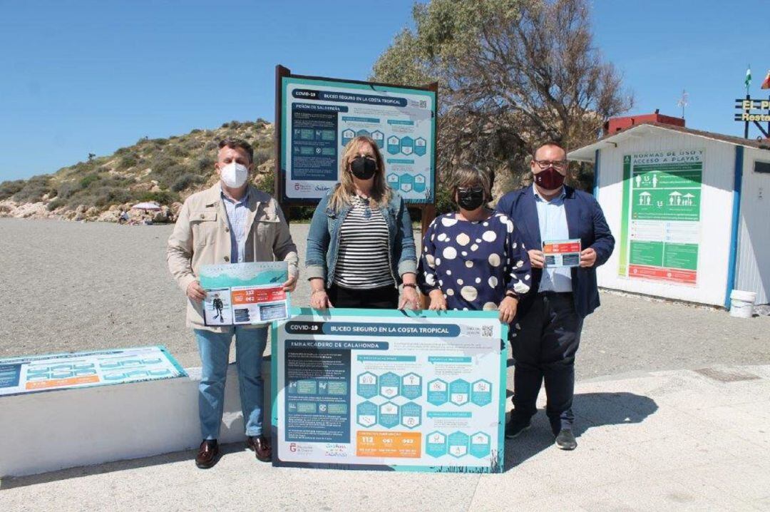 Diputados provinciales presentan material promocional para la práctica del buceo en la costa granadina