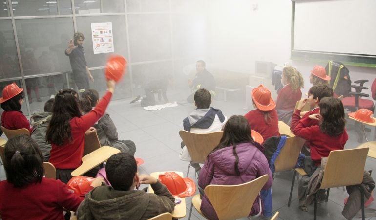 Los bomberos de Alcorcón dan clases sobre seguridad en los colegios