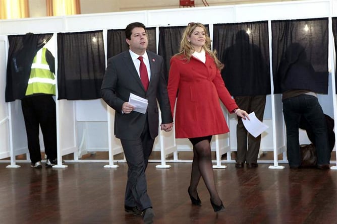 Fabian Picardo y su mujer votan en las elecciones gibraltareñas