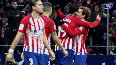 Diego Costa y Antoine Griezmann se abrazan tras el gol rojiblanco.