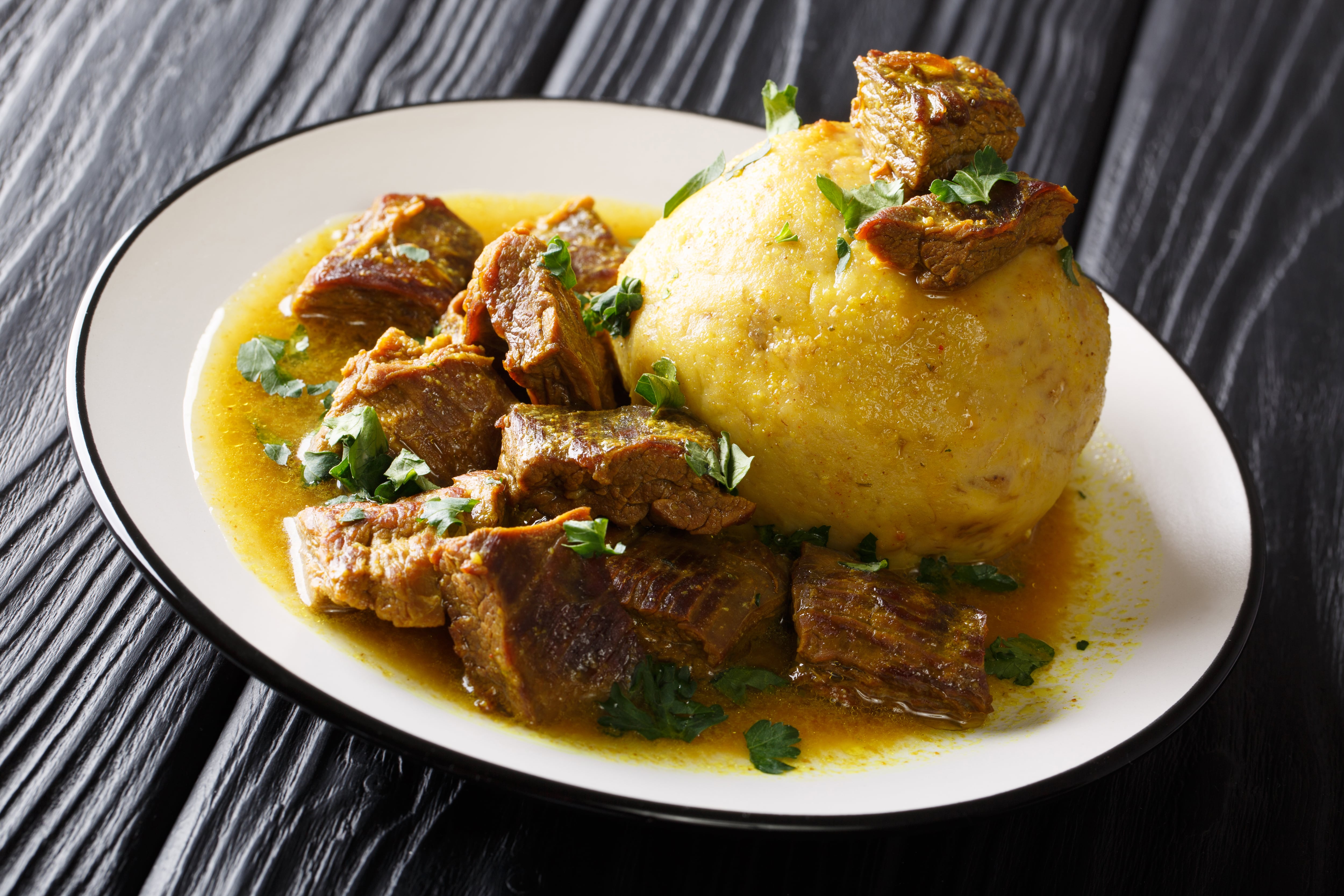 Mofongo tradicional, con plátano, chicharrón y caldo.