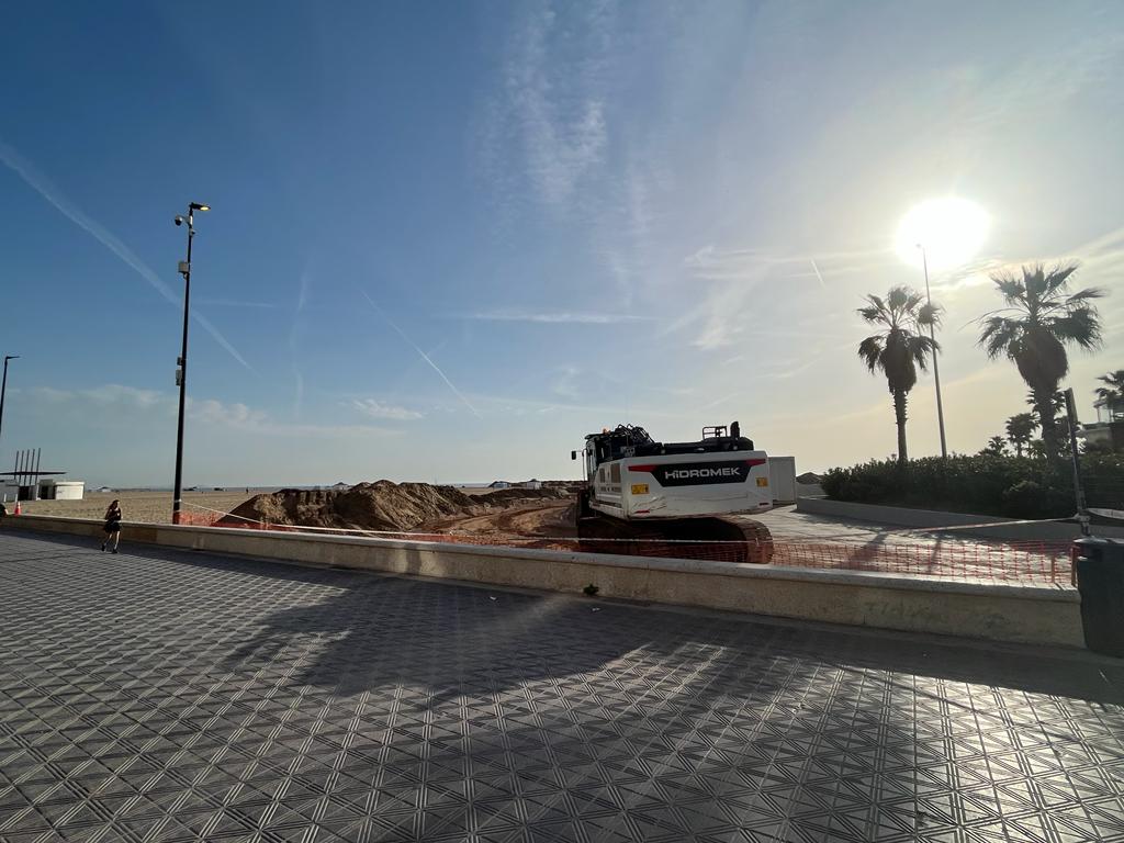 Obras de extracción de arena en la playa de El Cabanyal de València.