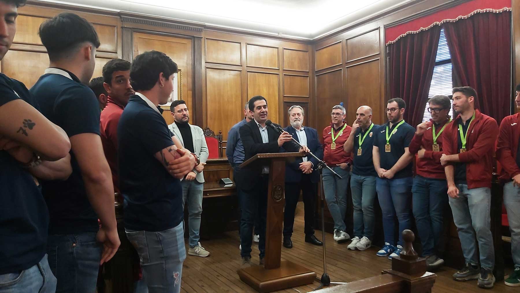Un instante de la intervención del alcalde Toni Francés durante la recepción al equipo
