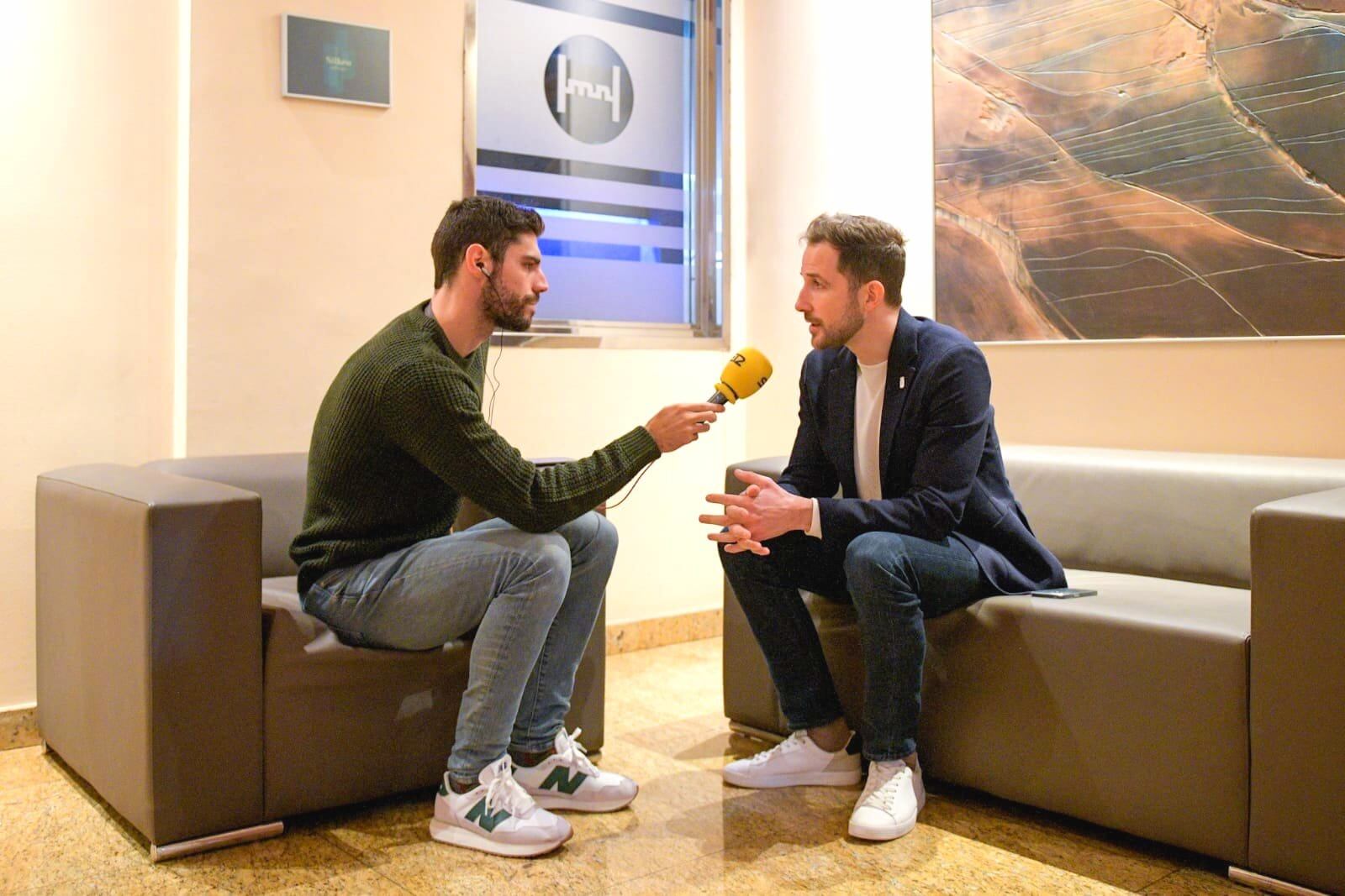 Agustín Lleida y Cali González durante la entrevista para la Cadena SER (Real Oviedo)