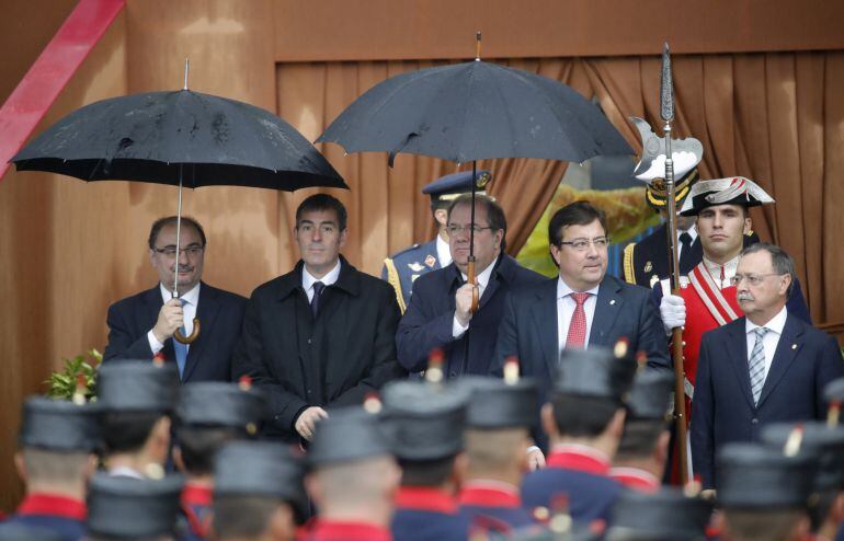 Los presidentes de Aragón, Javier Lambán; Canarias, Fernando Clavijo; Castilla y León, Juan Vicente Herrera; Extremadura, Guillermo Fernández Vara y Ceuta, Juan Jesús Vivas (i a d), momentos antes del acto central del Día de la Fiesta Nacional