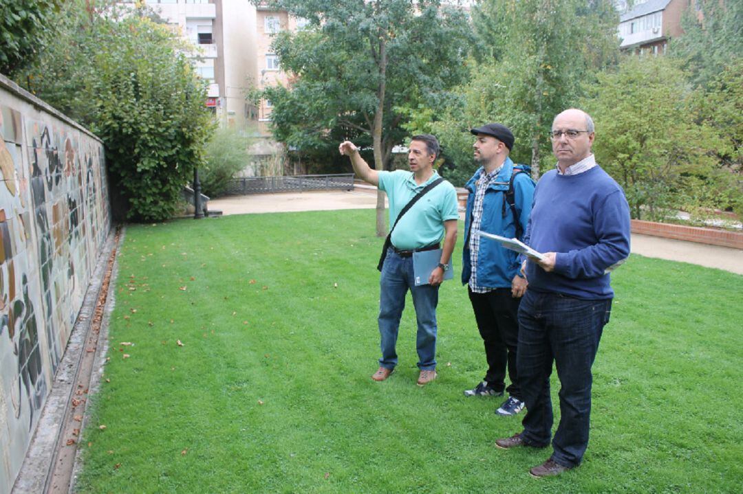 Visita del concejal de Medio Ambiente, Ángel Galindo, acompañado por el técnico municipal y Mariano Carabias, uno de los artistas segovianos autores de los murales y encargado, ahora, de su restauración.