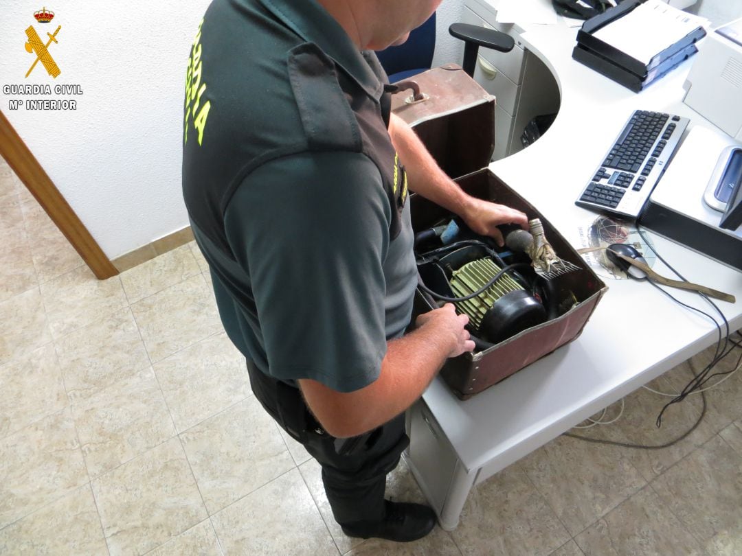 Un guardia civil muestra el material sustraído