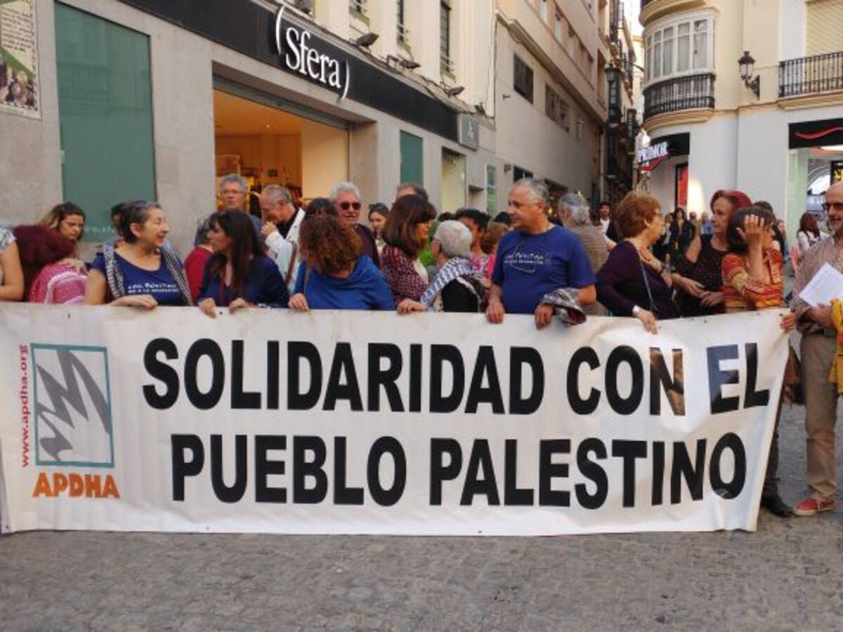 Unas 200 personas se concentran en Cádiz en apoyo al pueblo palestino
