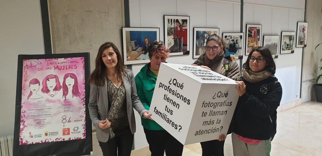 Inauguaración de la exposición "Elige una profesión sin género" en la Biblioteca Pública de Palencia