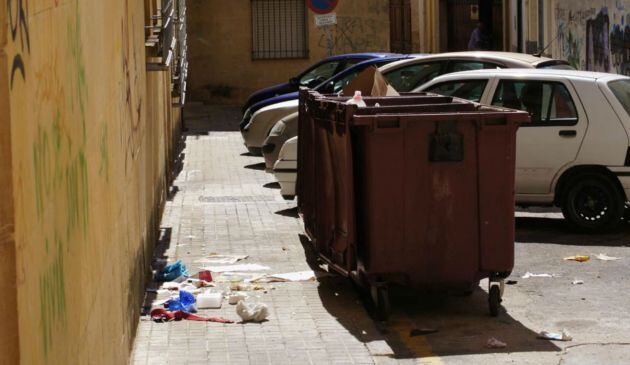 Estado de suciedad y abandono que denuncia la asociación de vecinos del barrio de Santa María