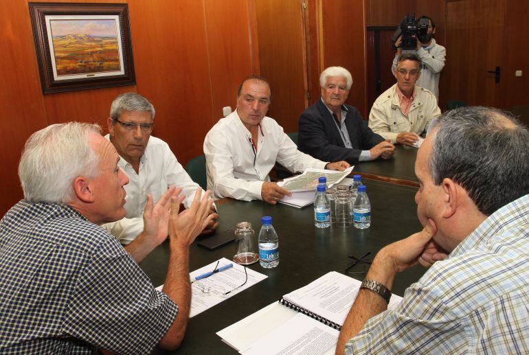 El delegado territorial de la Junta, Luis Domingo González (I) y los jefes de los servicios territoriales de Medio Ambiente e Industria se reúnen con los alcaldes de Guardo, Juan Jesús Blanco y Velilla del Río Carrión, Gonzalo Pérez y representantes de la mina San Isidro y María, José Luis Fernández y José María Rojo.