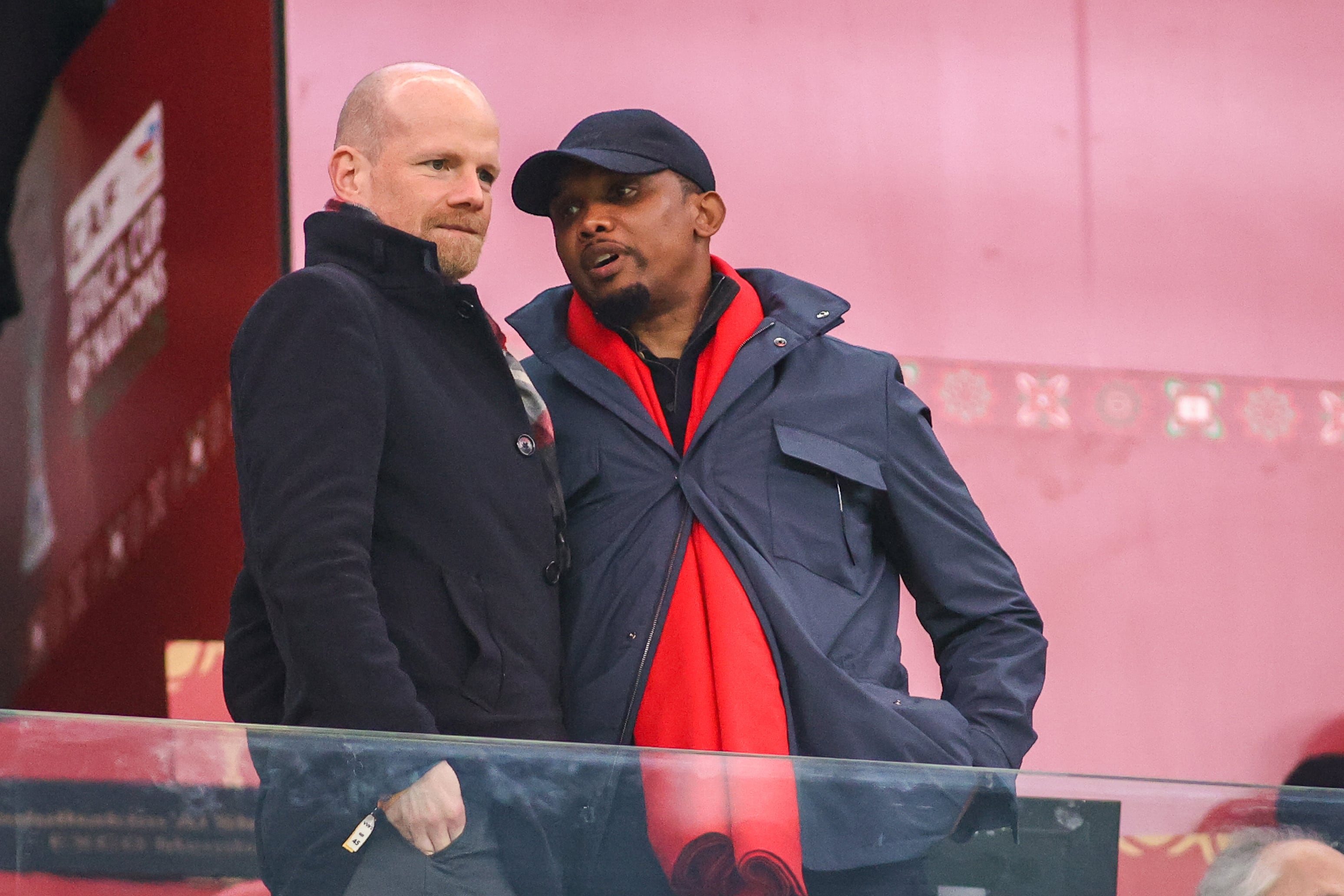 Samuel Eto'o presenciando el duelo entre Marruecos y Camerún