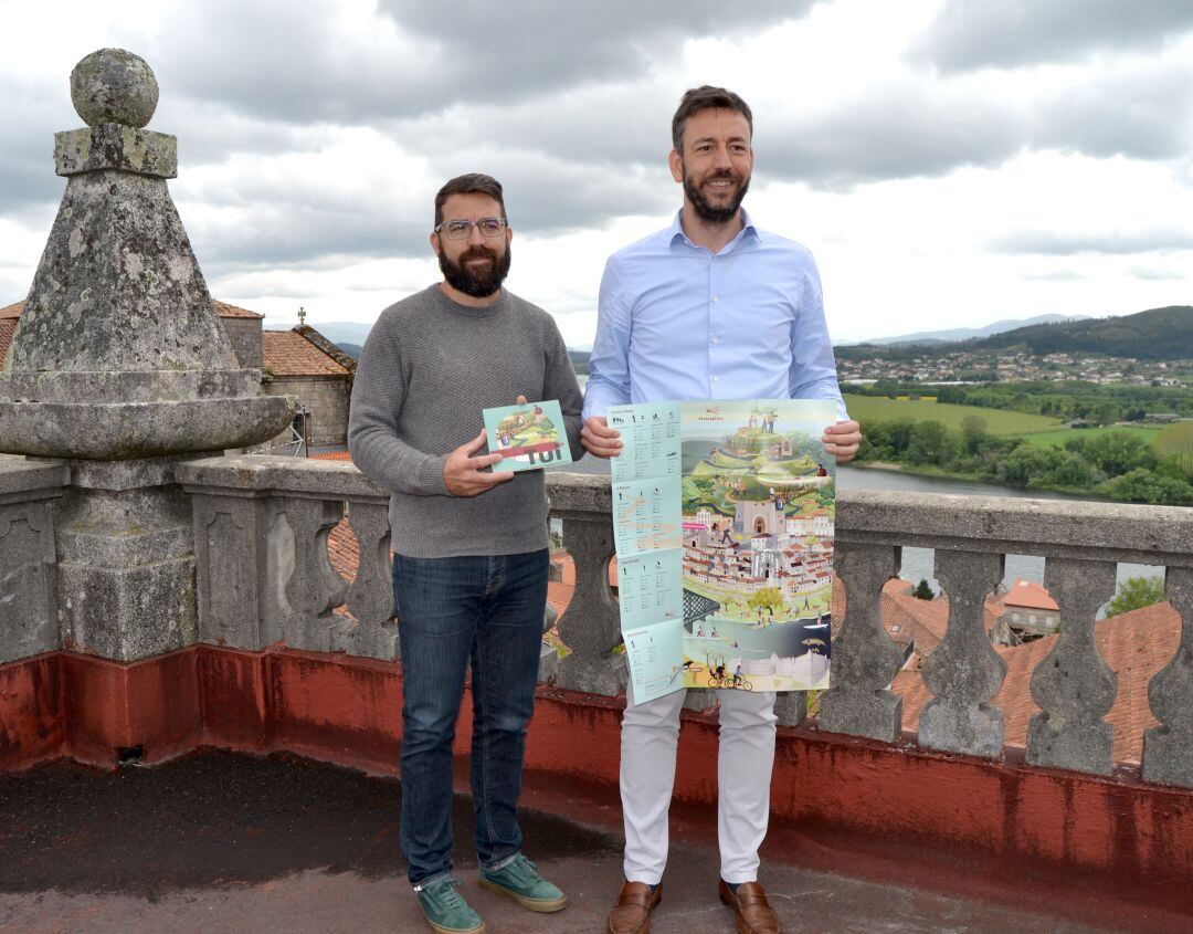 Guti Martín Hermida, encargado del proyecto Explora Tui, y Carlos Vázquez Padín, alcalde de Tui.