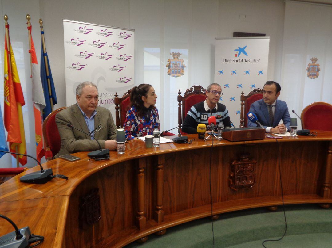 El salón de plenos del Ayuntamiento de Aranda acogió la firma de este convenio