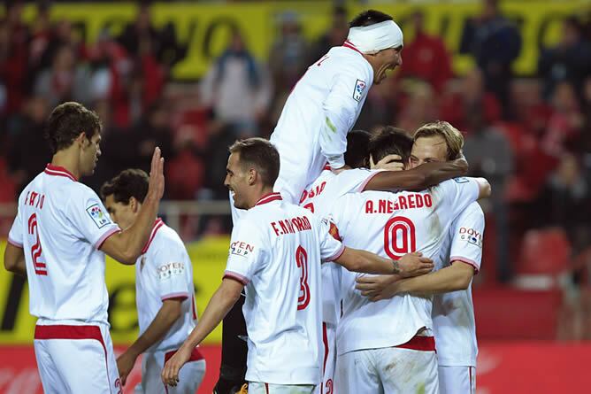 Los jugadores del Sevilla celebran el segundo gol del equipo andaluz, durante el partido correspondiente a la vigésima primera jornada de liga en Primera División, que han disputado esta noche frente al Granada, en el estadio Ramón Sánchez Pizjuán de Sevi
