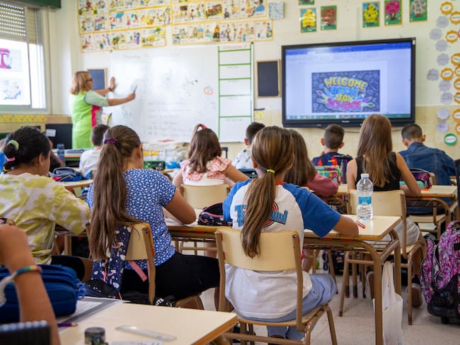 LOGROÑO (LA RIOJA) 07/09/2023.- Niños del colegio público San Pío X de Logroño, este jueves en el comienzo del nuevo curso escolar 2023-2024.- EFE/Raquel Manzanares