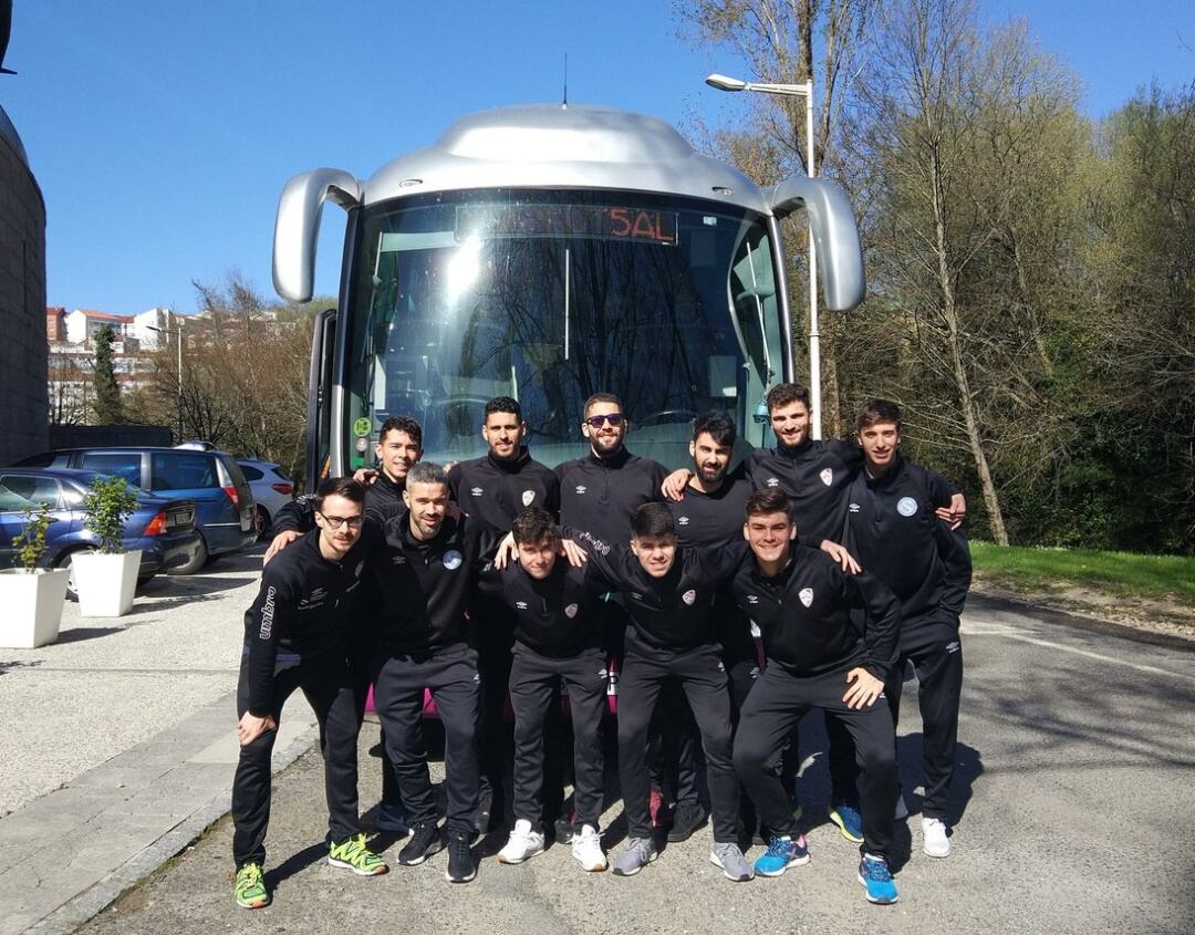 Los jguadores del Santiago Futsal posan ante el autobús antes de salir desde el Fontes do Sar