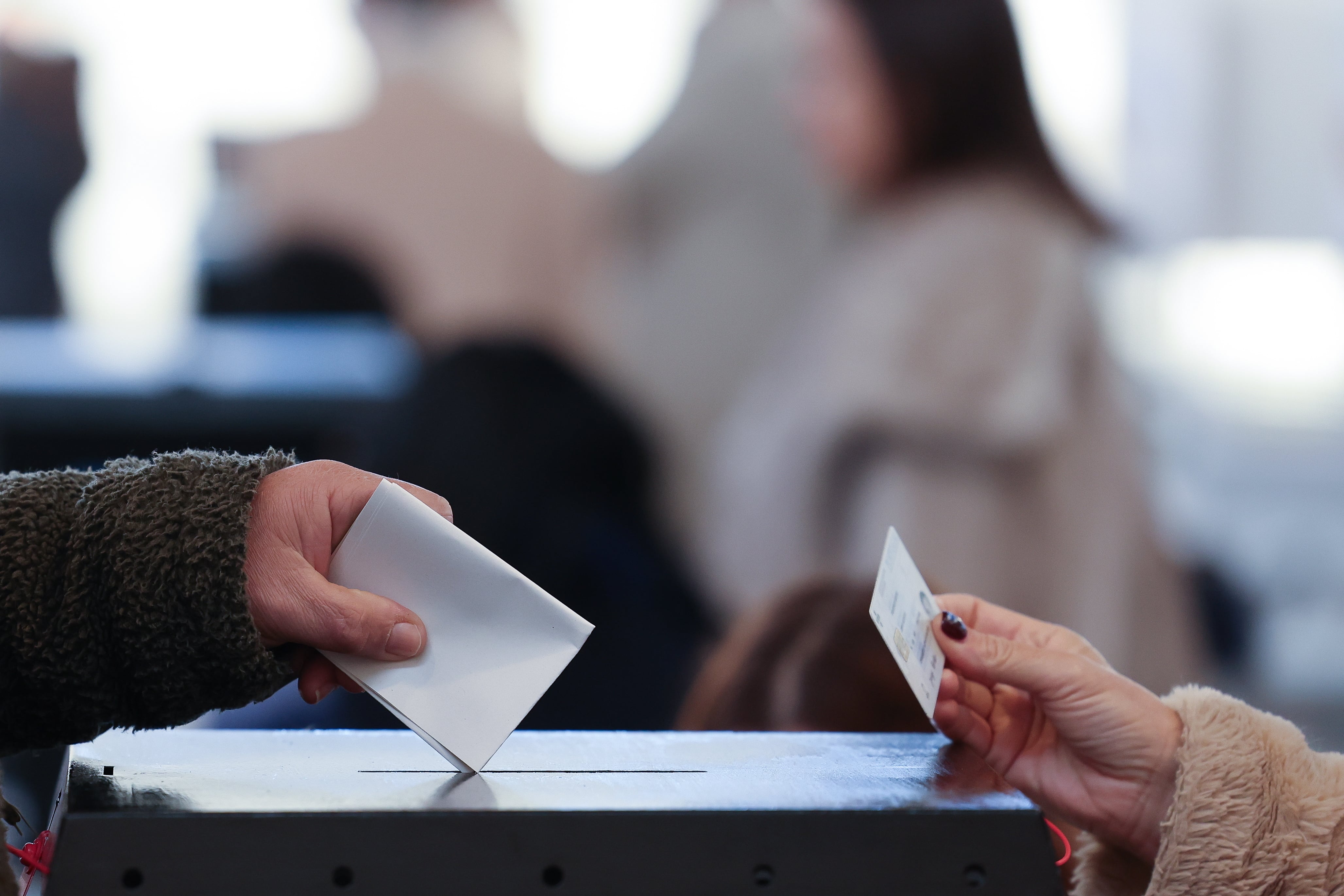 Un votante emite su voto en Lisboa, Portugal, el 18 de enero de 2026. 
