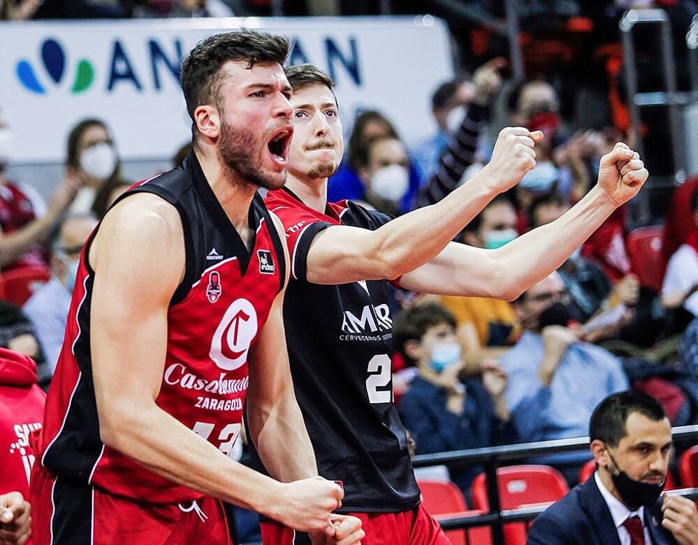 Celebración de Ramón Vila con el Casademont Zaragoza. / Foto: CB Zaragoza