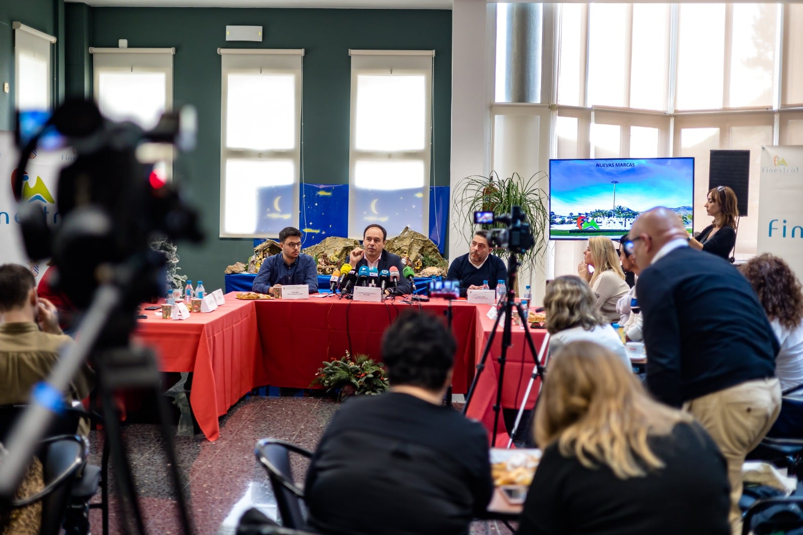 Este jueves el alcalde de Finestrat, Juanfran Pérez Llorca, ha celebrado el tradicional desayuno de Navidad con la prensa en el Llar del Pensionista