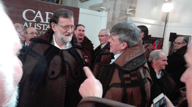 El Presidente del Gobierno, Mariano Rajoy, conversa con el Presidente de la Asociacion de la Capa Alistana, Ricardo Flecha, tras recibir la capa tipica de esa comarca
