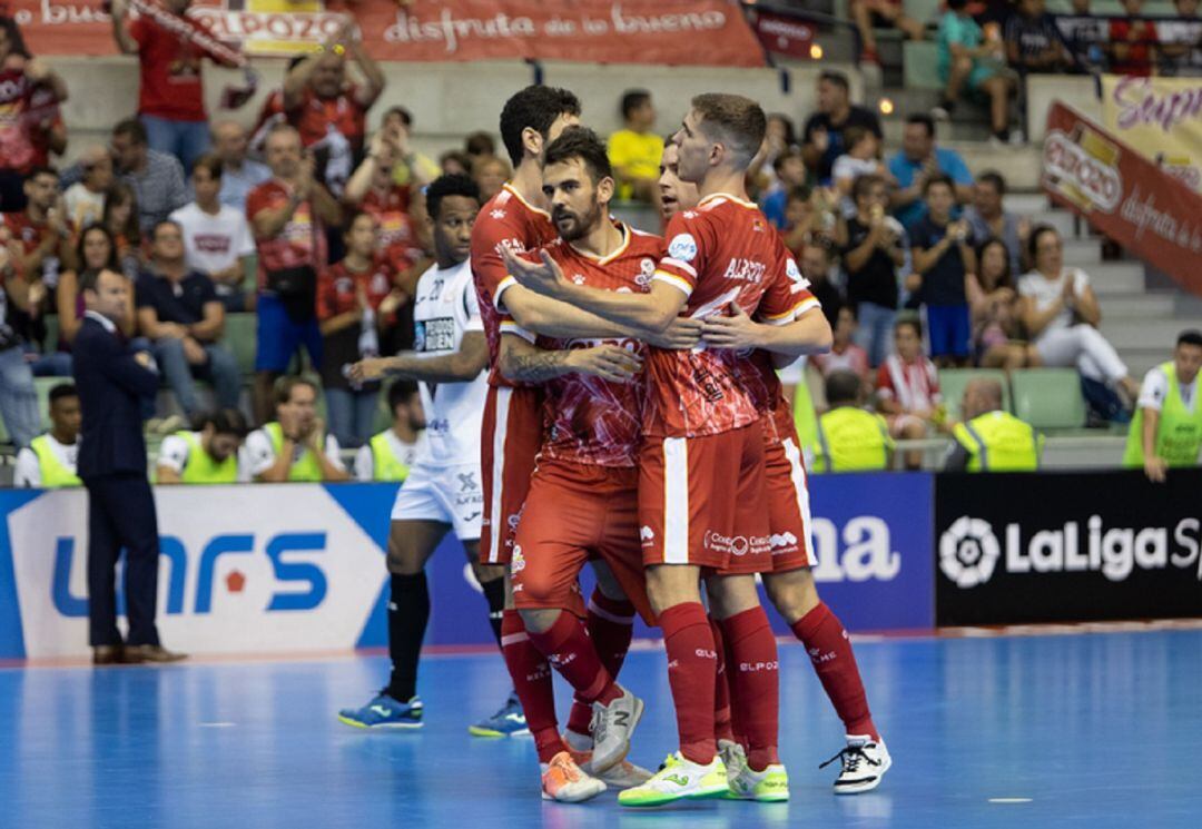 Álex Yepes celebrando su gol