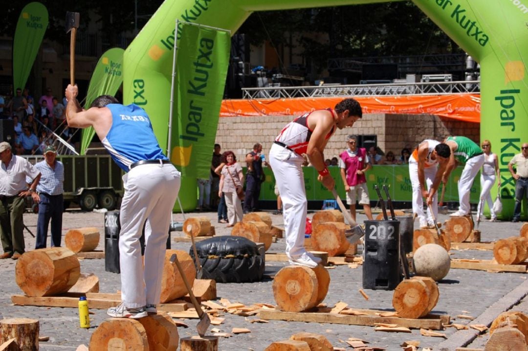 Aizkolaris en la Plaza de los Fueros