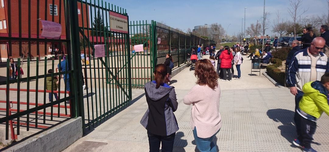 La salida de los alumnos del colegio Juan de la Cierva de Fuenlabrada