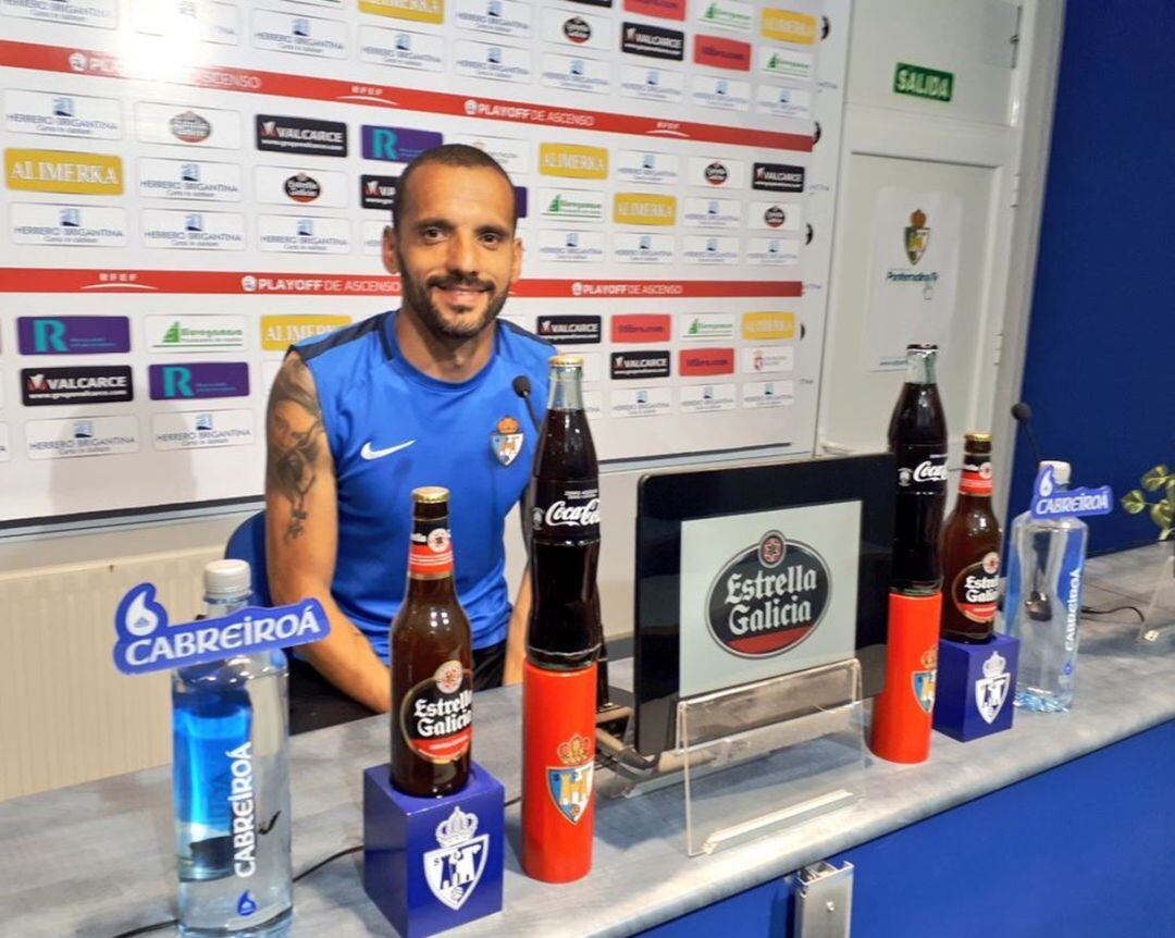 Yuri, delantero de la Ponferradina, en sala de prensa