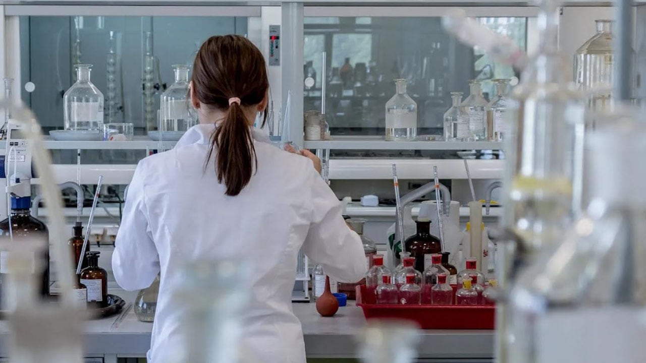 Investigadora en un laboratorio de la Universidad de Granada (UGR)