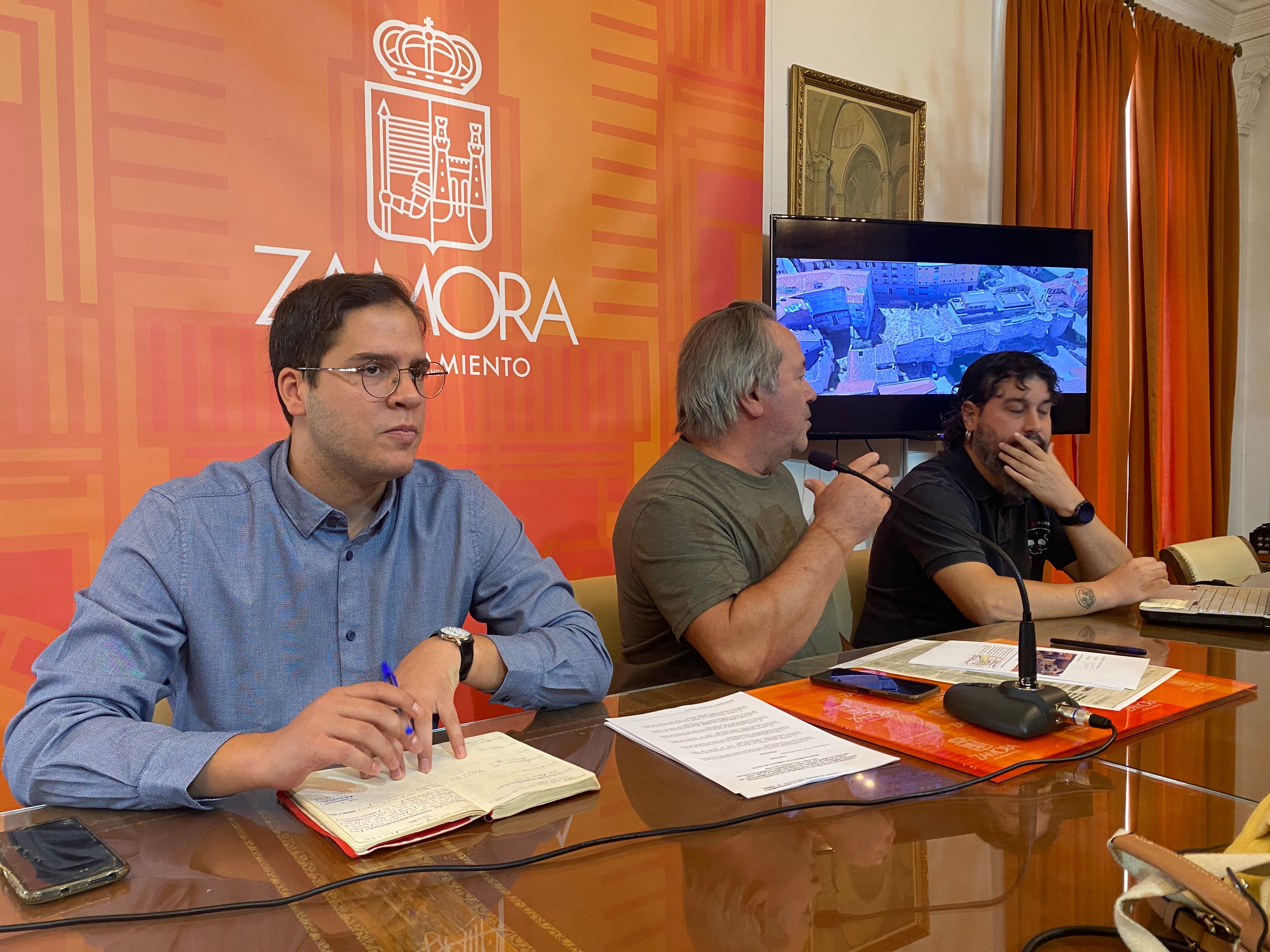 El alcalde Francisco Guarido, junto a dos de los concejales, Pablo Novo y Diego Bernardo