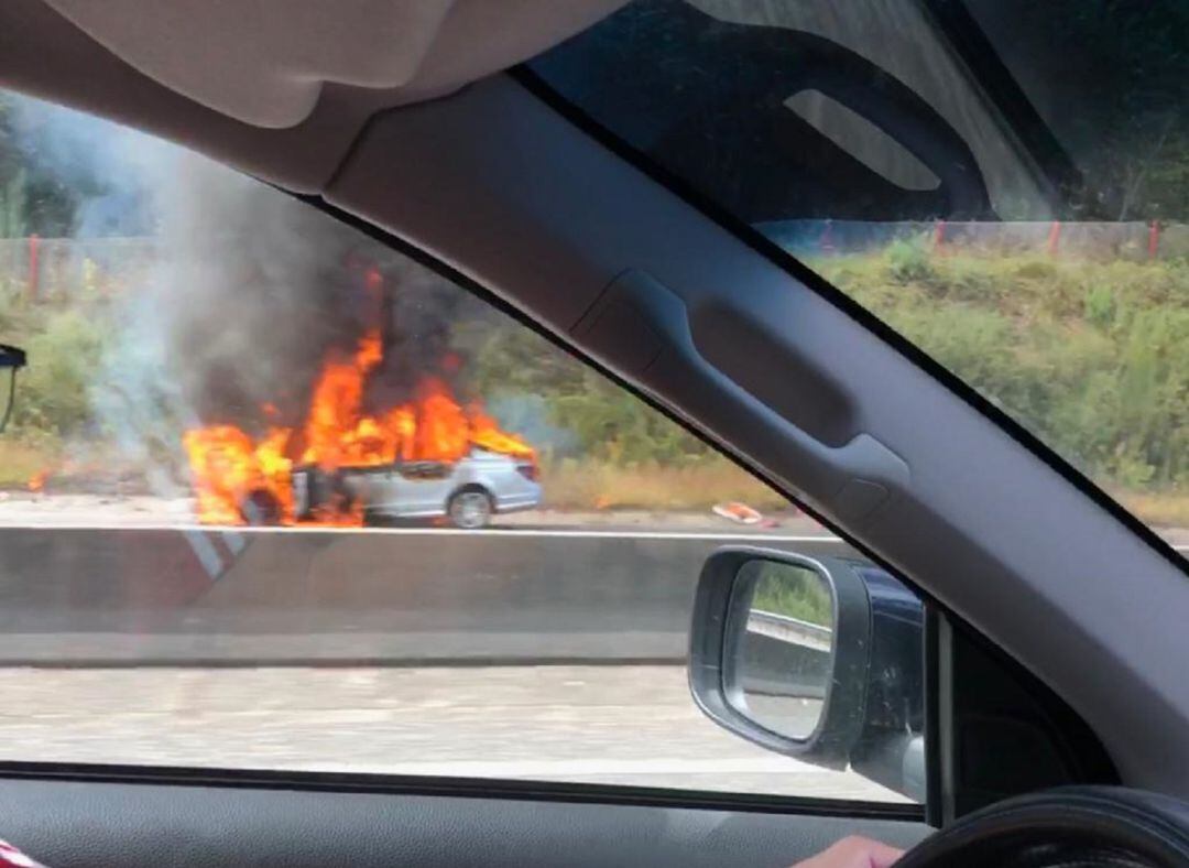 Un coche en llamas en la A55