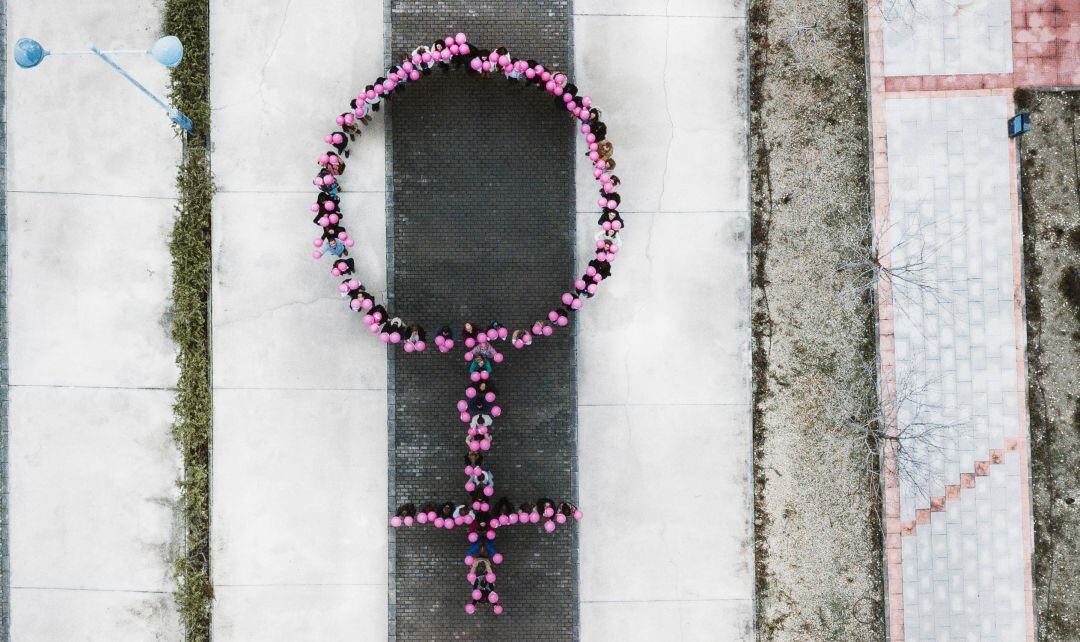 Símbolo femenino formado por mujeres.