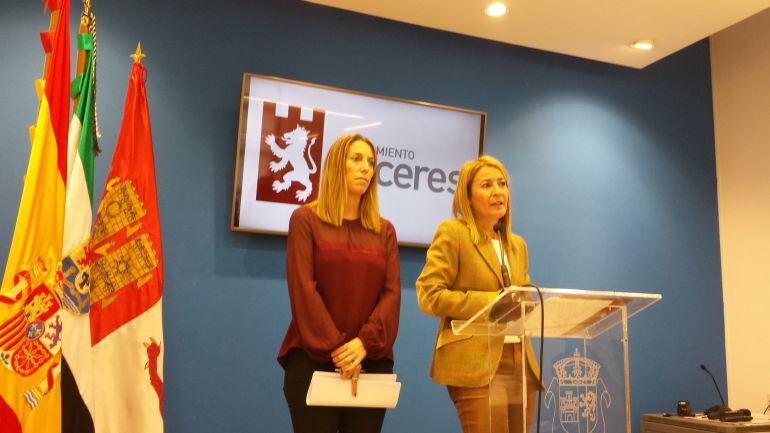 Elena Nevado, alcaldesa de Cáceres y María Guardiola, concejala de Hacienda en la presentación de los presupuestos municipales para 2017 