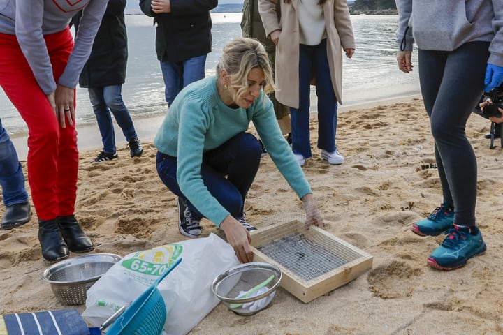 Yolanda Diaz recoge pellets en una playa de A Coruña.