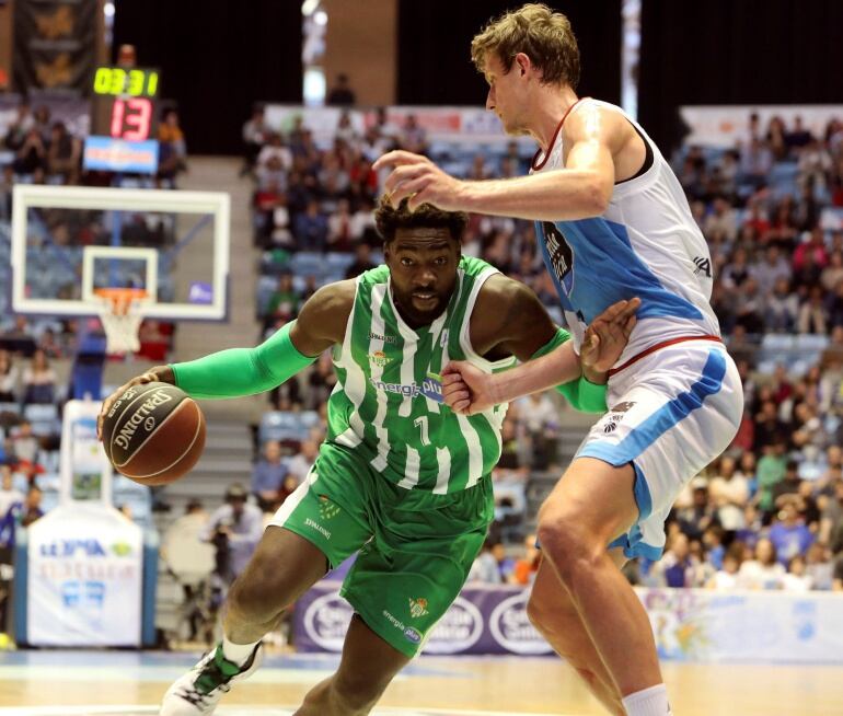 Artem Pustovyi, el mejor del Monbus Obradoiro, defiende el avance de Anosike