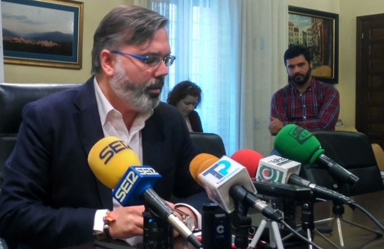 El alcalde de Plasencia, Fernando Pizarro, en una comparecencia de prensa