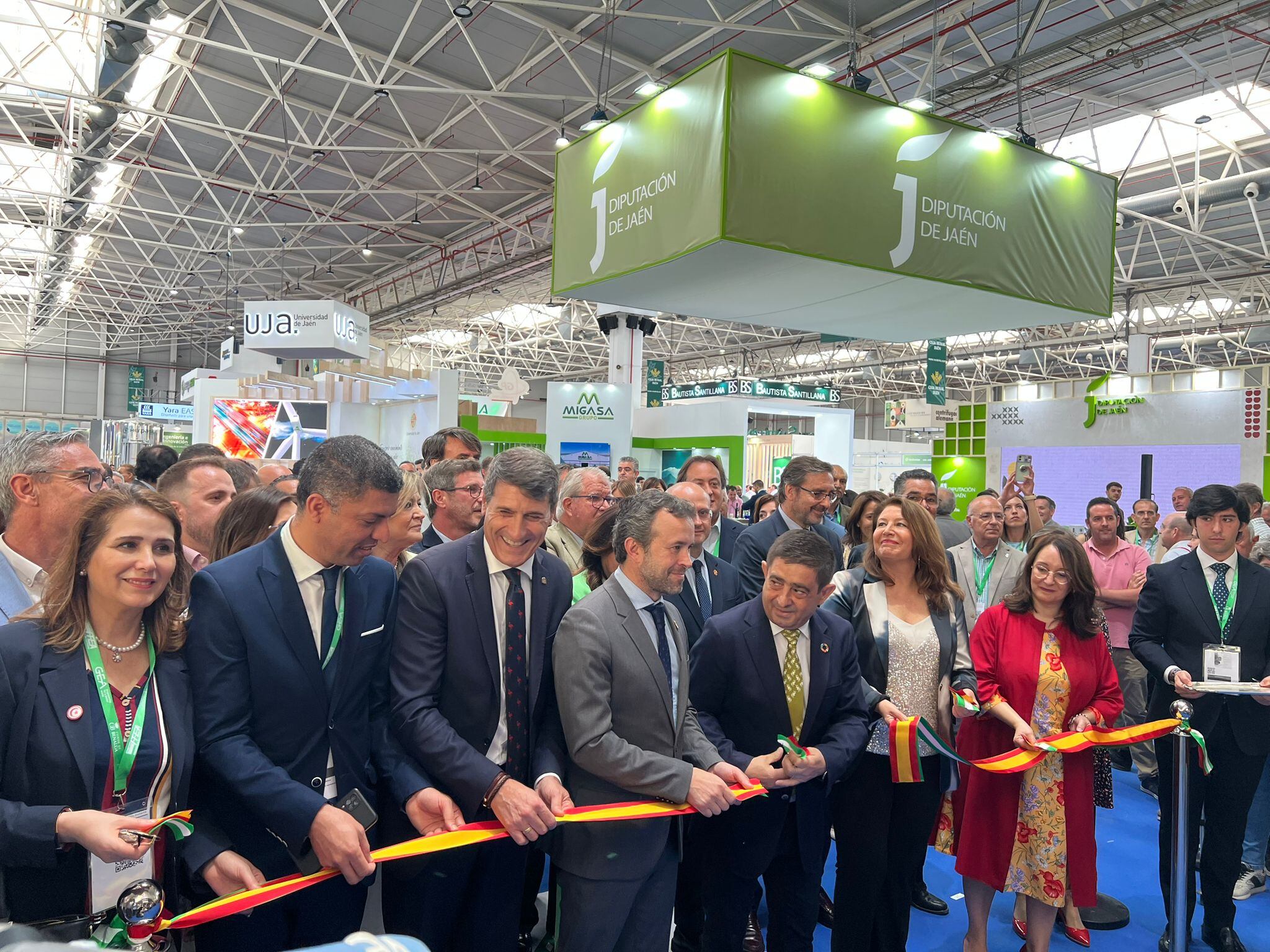 La autoridades cortan la cinta en la inauguración de la 21 edición de Expoliva