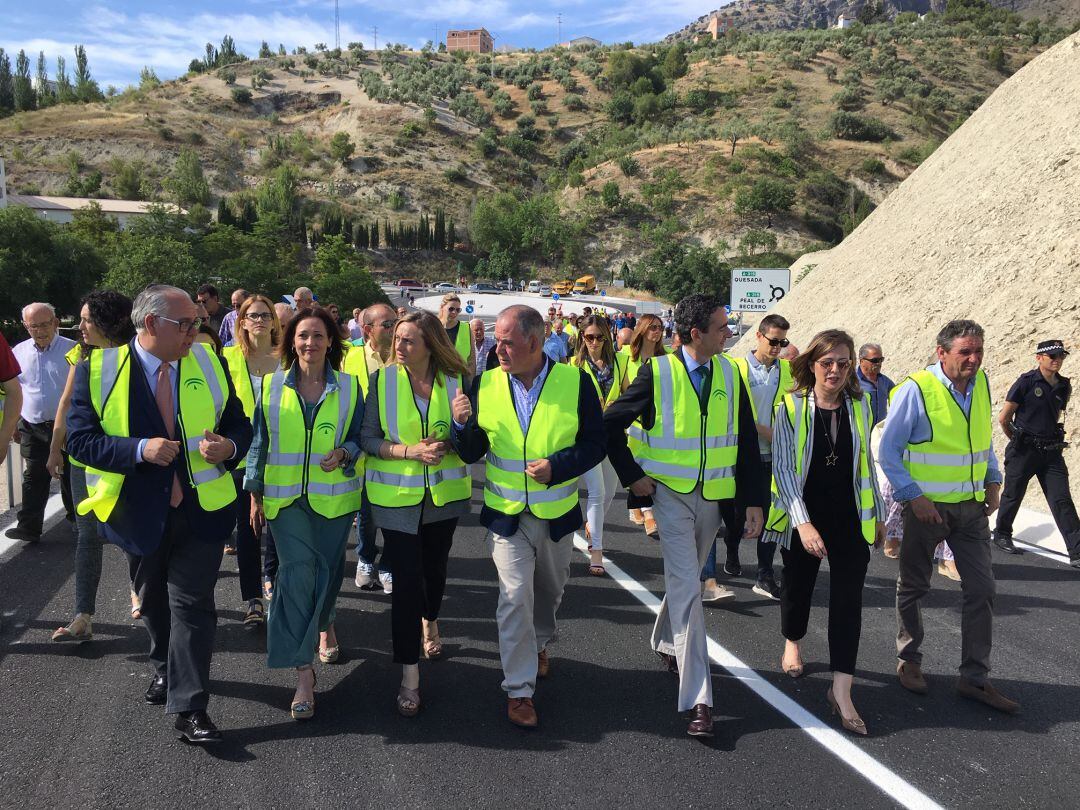 La consejera de Fomento, Marifran Carazo junto a la delegada de gobierno de la J.A. Mabel Lozano y el acalde de Quesada, Manuel Vallejo en la apertura de la variante 