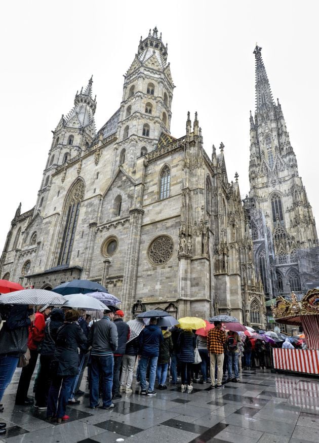 Numerosas personas hacen cola para entrar en la Catedral de San Esteban de Viena, Austria