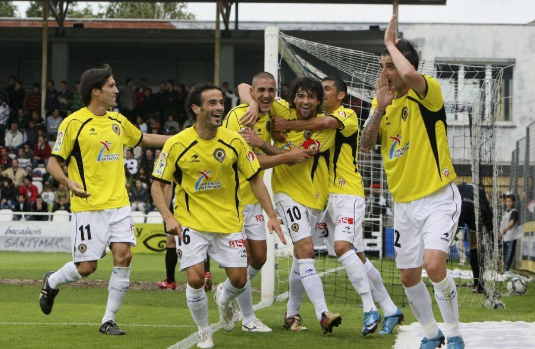 Tote y sus compañeros celebran uno de los goles ante el Real Unión de Irún