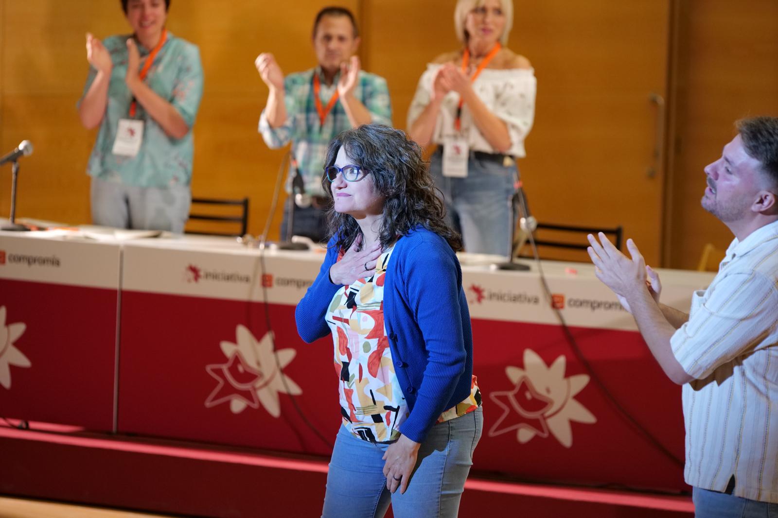 Mónica Oltra reaparece después de dos años en una reunión de su partido y es ovacionada por los militantes de Iniciativa.