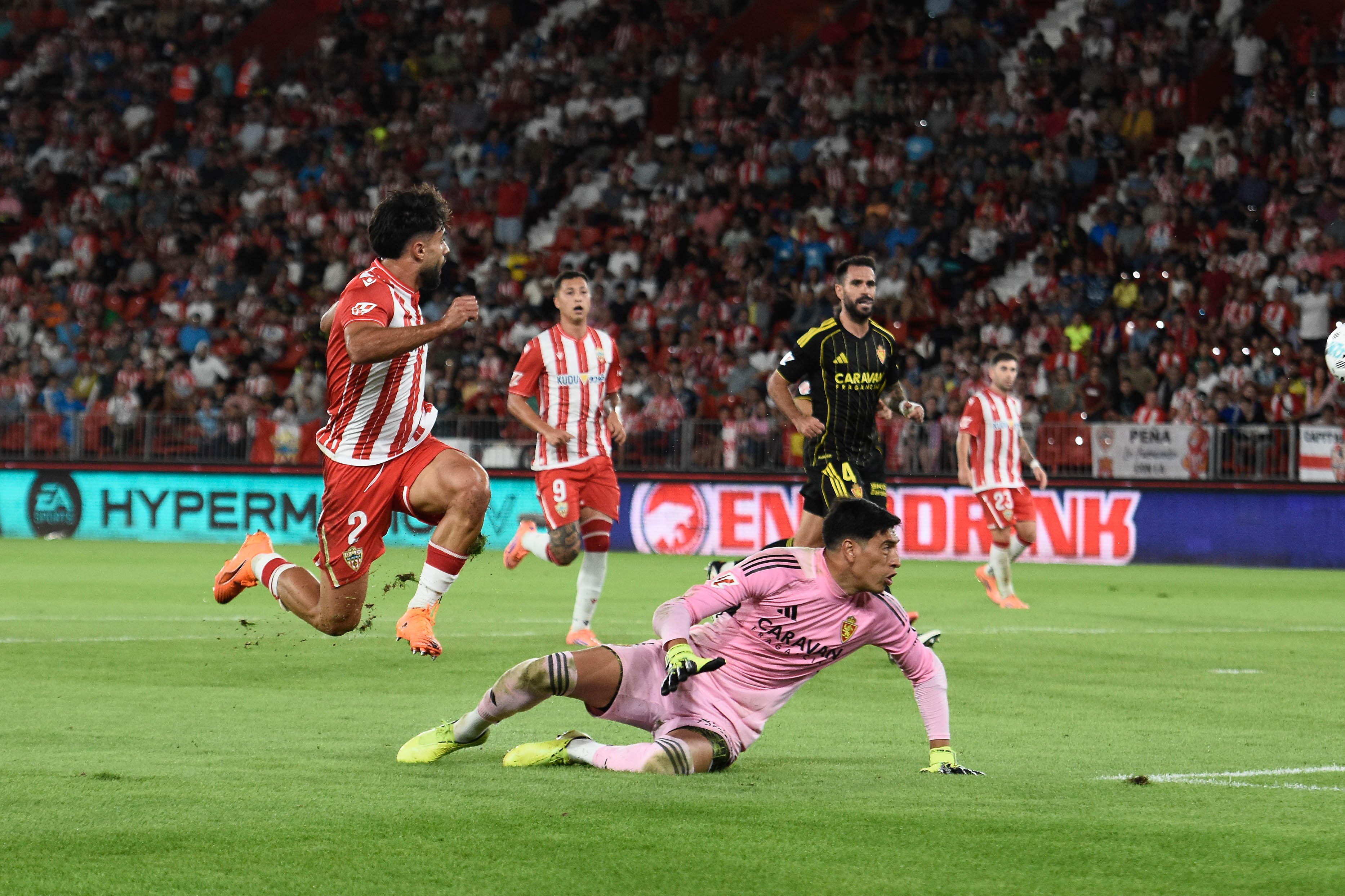 Arnau supera al meta del Real Zaragoza y anota el tercer gol del Almería.